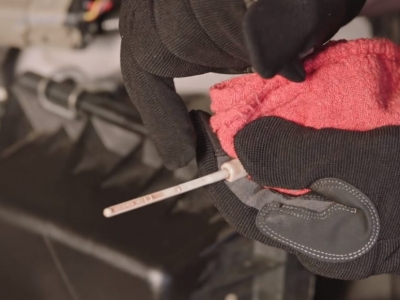 Tầm quan trọng của việc kiểm tra màu dầu nhớt hộp số