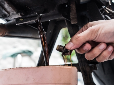 Cách thay nhớt cho xe máy tại nhà mùa dịch