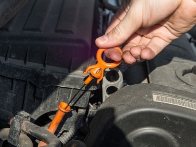 Hướng dẫn cách kiểm tra dầu nhớt trên xe ô tô