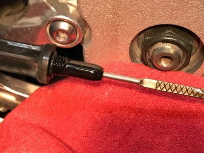 Kiểm tra dầu xe máy bằng que thăm dầu