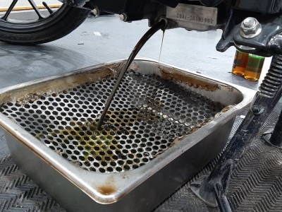 Làm gì để nhận biết xe đang sử dụng nhớt giả