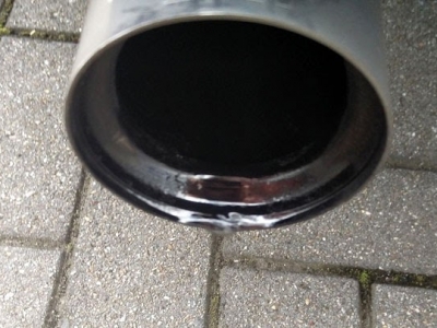 Nguyên nhân dầu động cơ chảy ra từ đường ống thải?