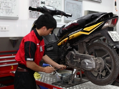 Thay nhớt cho xe máy vào mùa mưa cần lưu ý gì?