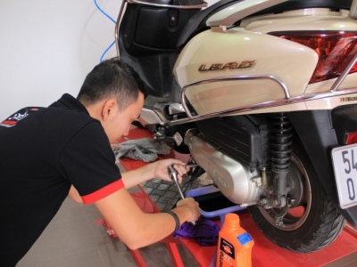 Thay nhớt hộp số xe tay ga: Thói quen bỏ quên của nhiều người